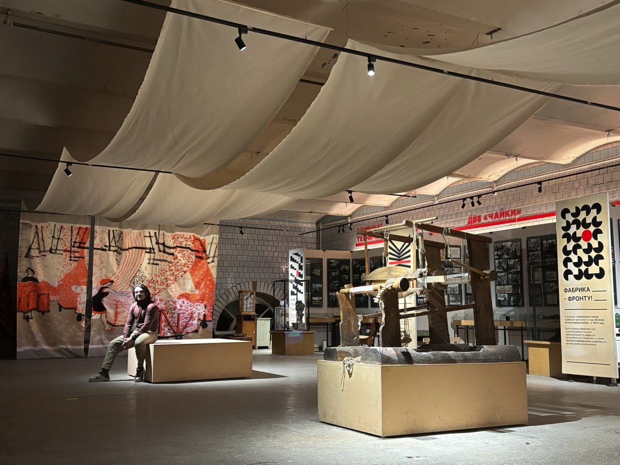 Музей-фабрика — 02 exhibition hall with loom